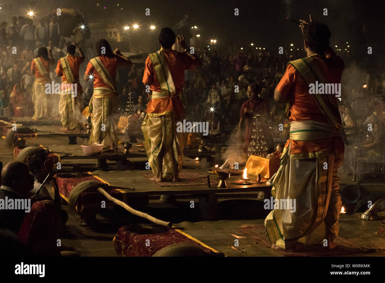 Ein Abendgebet am Ufer des Flusses in Varanasi Stockfoto