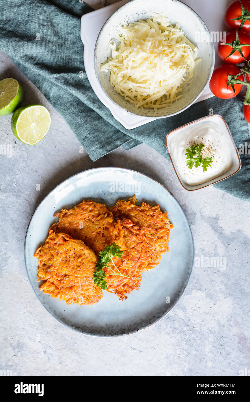 Hausgemachte gebackene Kartoffel Kuchen auf eine Platte mit Sour Cream Dip serviert. Stockfoto