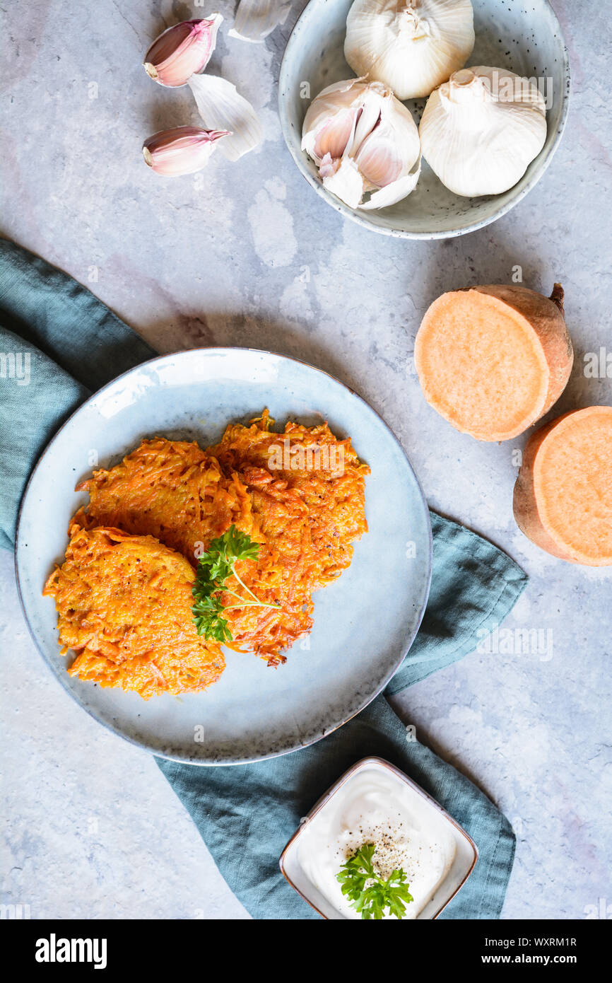 Hausgemachte gebackene Kartoffel Kuchen auf eine Platte mit Sour Cream Dip serviert. Stockfoto