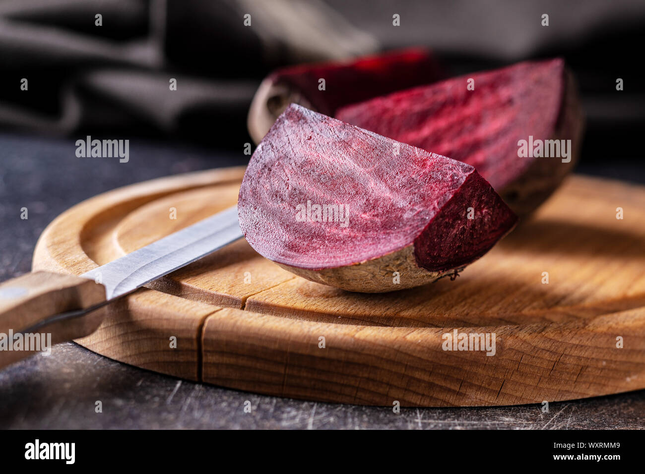 Leckere rohe Rote Bete. Rote Bete in Scheiben geschnitten auf Schneidebrett. Stockfoto