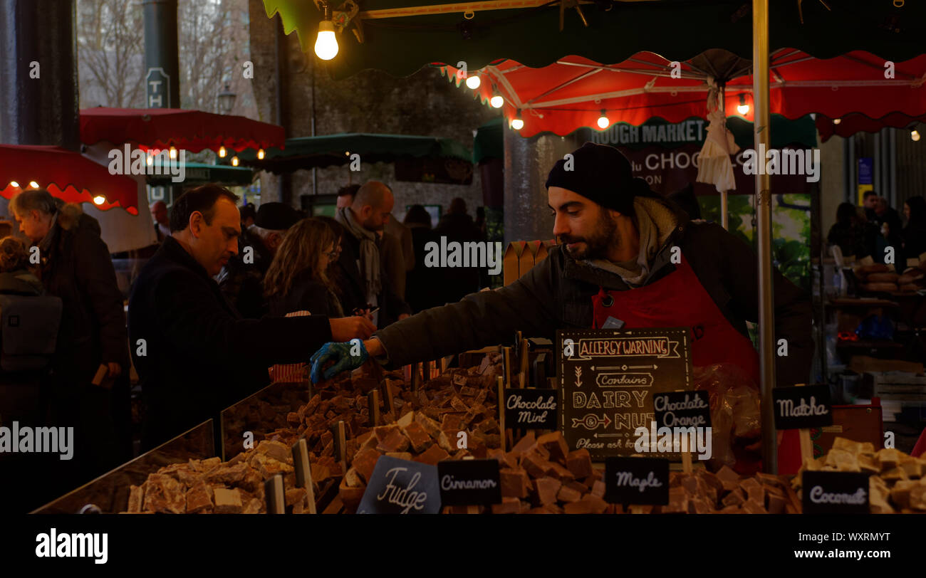 Choclatier Verkauf an einen Kunden, Borough Markt, Feinschmecker, Southwark, London Stockfoto