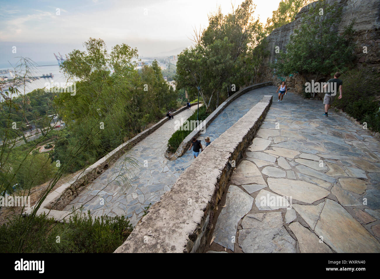 Gepflasterten Pfad bis zu Gibralfaro View Point, Malaga, Andalusien, Spanien. Stockfoto