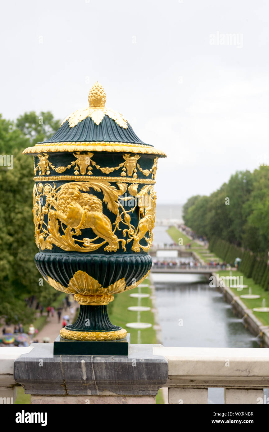 Peterhof-park, Sankt Petersburg, Russland, August 2019. Ein großer gestaltete Vase vor dem Kanal der Park der große Palast Stockfoto