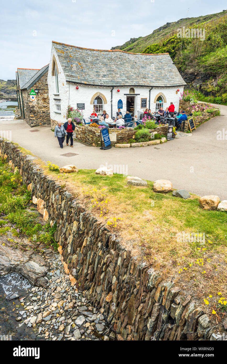 Die Harbour Light House, einem Gebäude aus dem 16. Jahrhundert, jetzt einen Shop und ein Cafe und YHA nebenan, Boscastle Harbour, Cornwall, England, Großbritannien Stockfoto