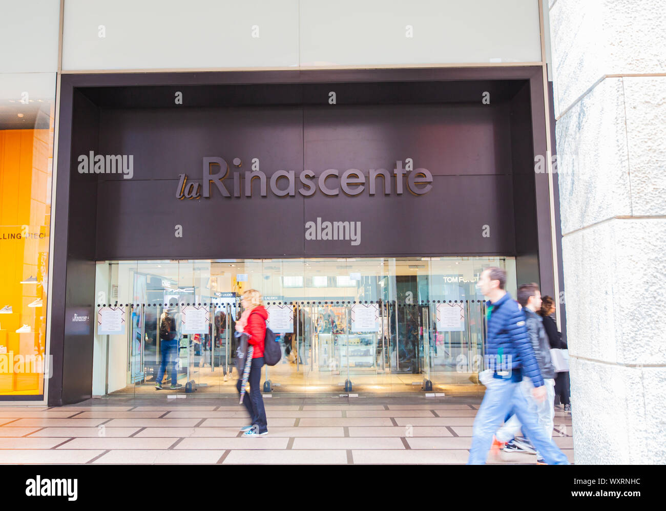 Mailand, Italien - 24 April 2017: Nicht identifizierte Personen durch La Rinascente in Mailand, Italien. Rinascente ist eine Sammlung von high-end-Stores mit Italienischen Stockfoto