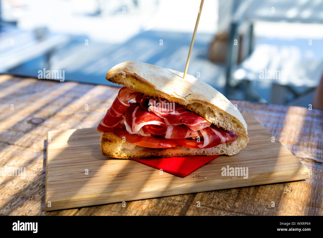 Iberico Schinken Sandwich an Codice Luna Restaurant bei Weitem de la Mola Leuchtturm, Formentera, Balearen, Spanien Stockfoto