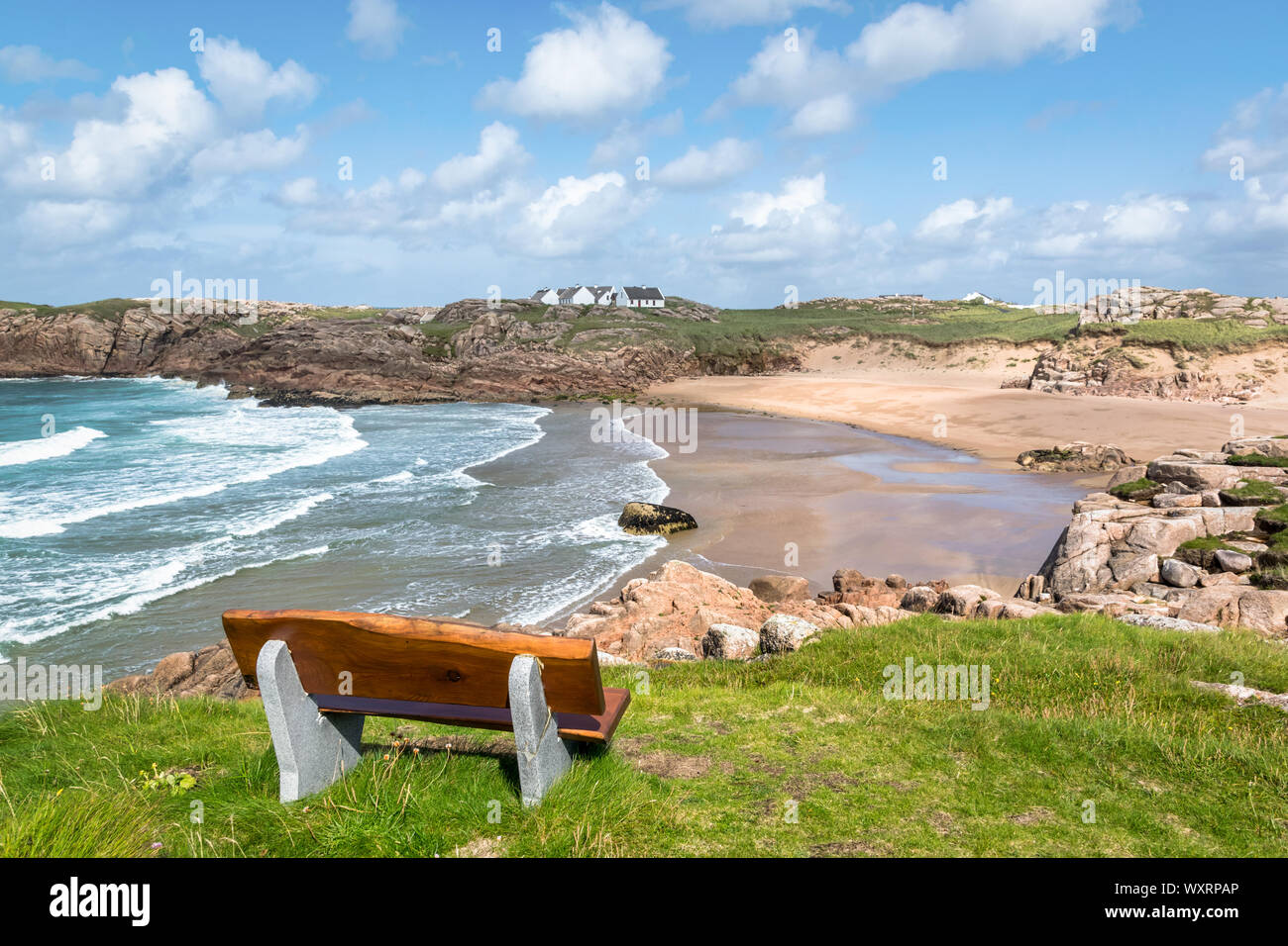 Leeren Bank mit Blick auf den Strand in Donegal Irland mit Wellen aus dem Ozean Stockfoto