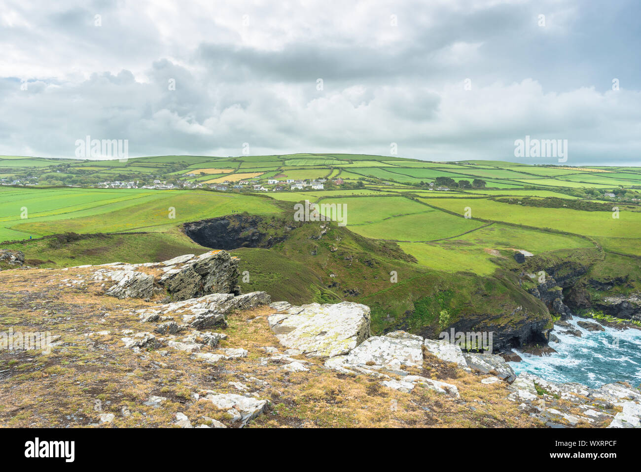 Blick auf die Küste von Willapark Lookout in der Nähe von Boscastle auf der atlantischen Küste von Cornwall, England, Großbritannien. Stockfoto