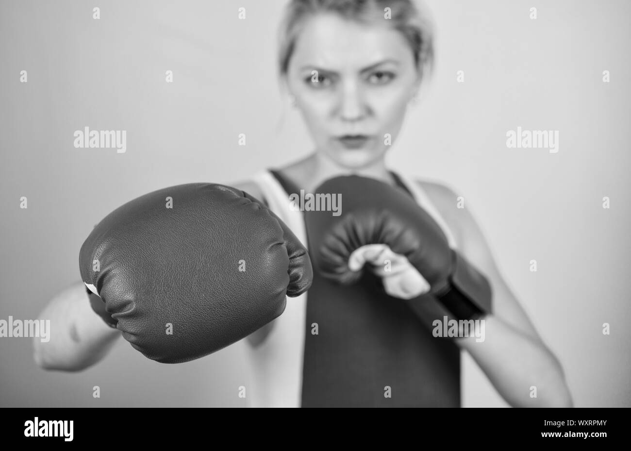 Auf punch konzentriert. Frau Boxhandschuhe auf Angriff konzentriert. Ehrgeizige Mädchen Kampf von Boxhandschuhen. Weibliche Rechte. Ich bin Gonna Kick sie aus. Zuversichtlich in ihre Boxen skill. Boxing Temper verbessert werden. Stockfoto