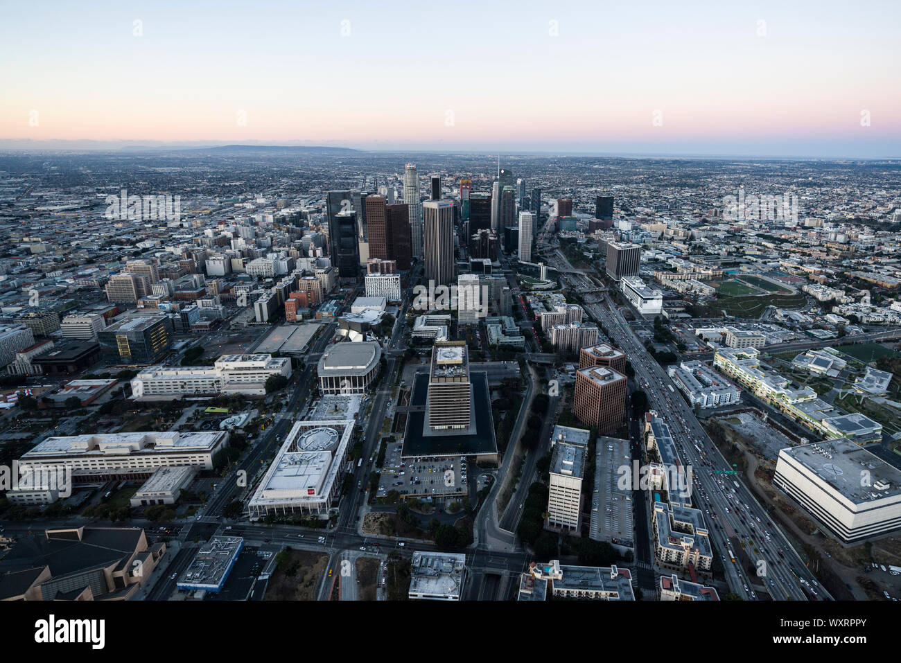 Los Angeles, Kalifornien, USA - 20. Februar 2018: Luftaufnahme der städtischen Downtown Los Angeles Skyline vor Sonnenaufgang. Stockfoto