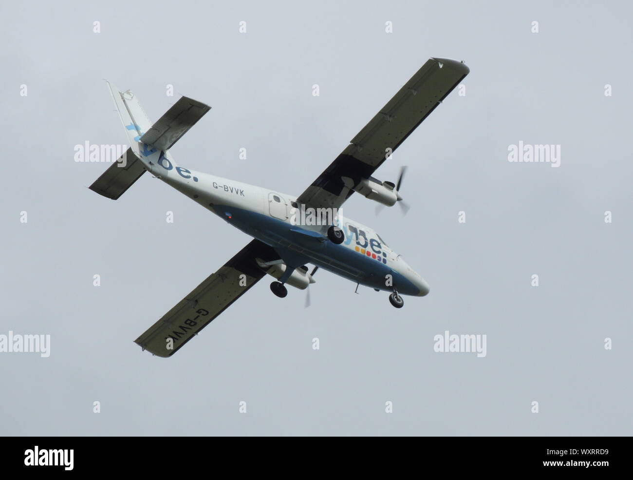 G-BVVK, eine de Havilland Canada DHC -6-300 Twin Otter in den Farben der Flybe, am Internationalen Flughafen Prestwick, Ayrshire. Stockfoto