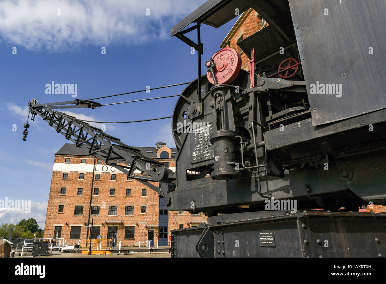 GLOUCESTER QUAYS, ENGLAND - September 2019: Vintage dockside Dampf Kran in der regenerierte ehemaligen Docks in Gloucester Quays. Stockfoto