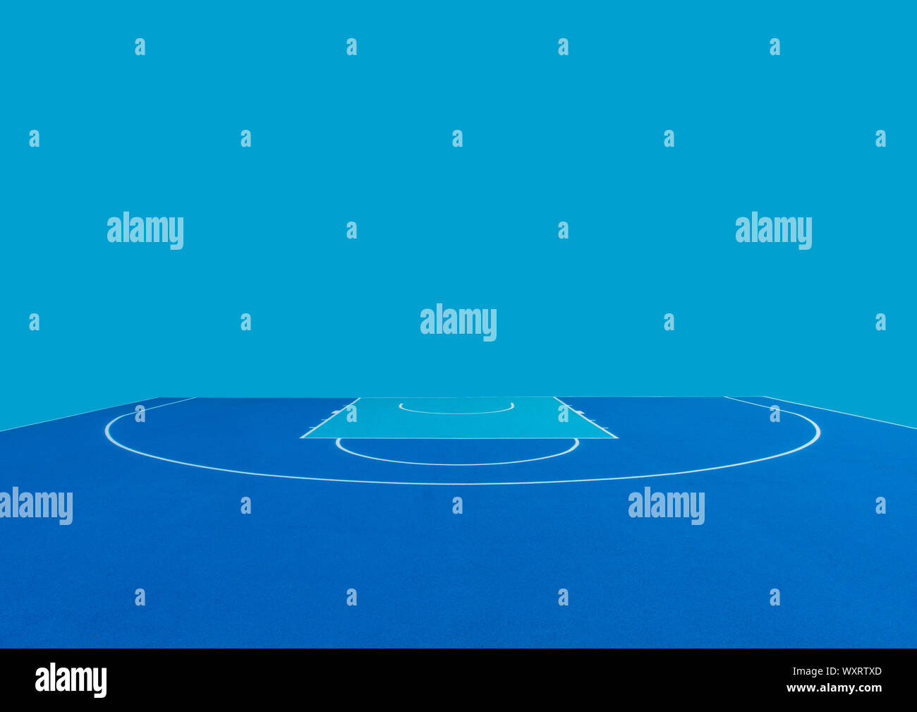 Zusammenfassung, blau Hintergrund der neu gemachten Baskettballplatz draußen. Sichtbar asphalt Textur, frisch gemalten Linien Stockfoto