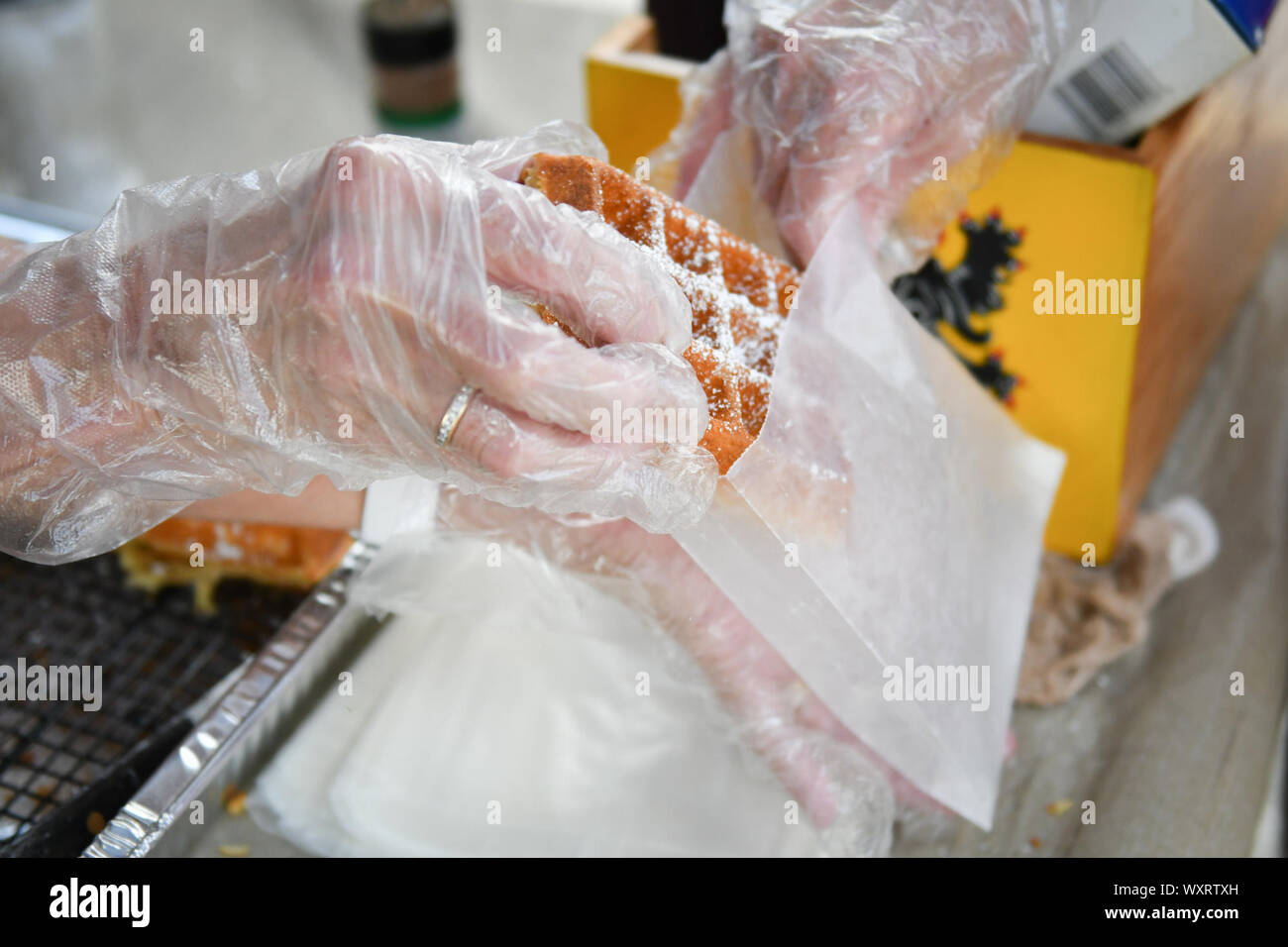 Moline, Iowa, USA. 15 Sep, 2019. Sandy Coopman setzt die Waffel in ein baggie während der 7. jährlichen Belgischen Fest am Stephens Park Sonntag, 15. September 2019, in Moline. Credit: Meg Mclaughlin/Mmclaughlin@Qconl/Viererkabel - Zeiten/ZUMA Draht/Alamy leben Nachrichten Stockfoto