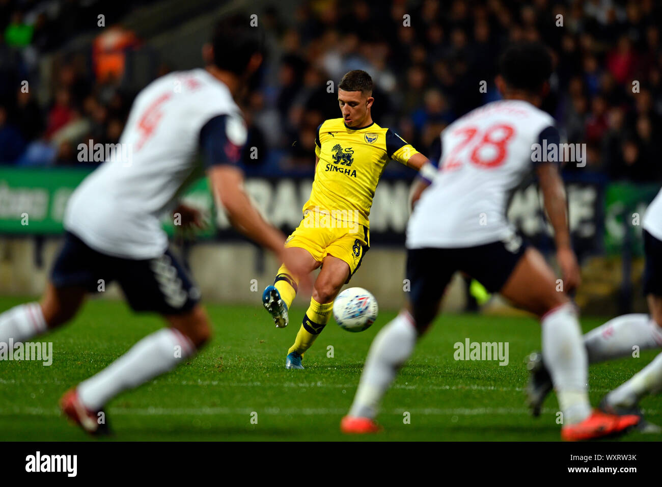 17. September 2019; der Universität von Bolton Stadium, Bolton, Lancashire, England; Sky Bet English Football League One, Bolton Wanderers gegen Oxford United; Cameron Brannagan von Oxford United hat einen Schuß am Ziel - Streng redaktionelle Verwendung. Keine Verwendung mit nicht autorisierten Audio-, Video-, Daten-, Spielpläne, Verein/liga Logos oder "live" Dienstleistungen. On-line-in-Match mit 120 Bildern beschränkt, kein Video-Emulation. Keine Verwendung in Wetten, Spiele oder einzelne Verein/Liga/player Publikationen Stockfoto