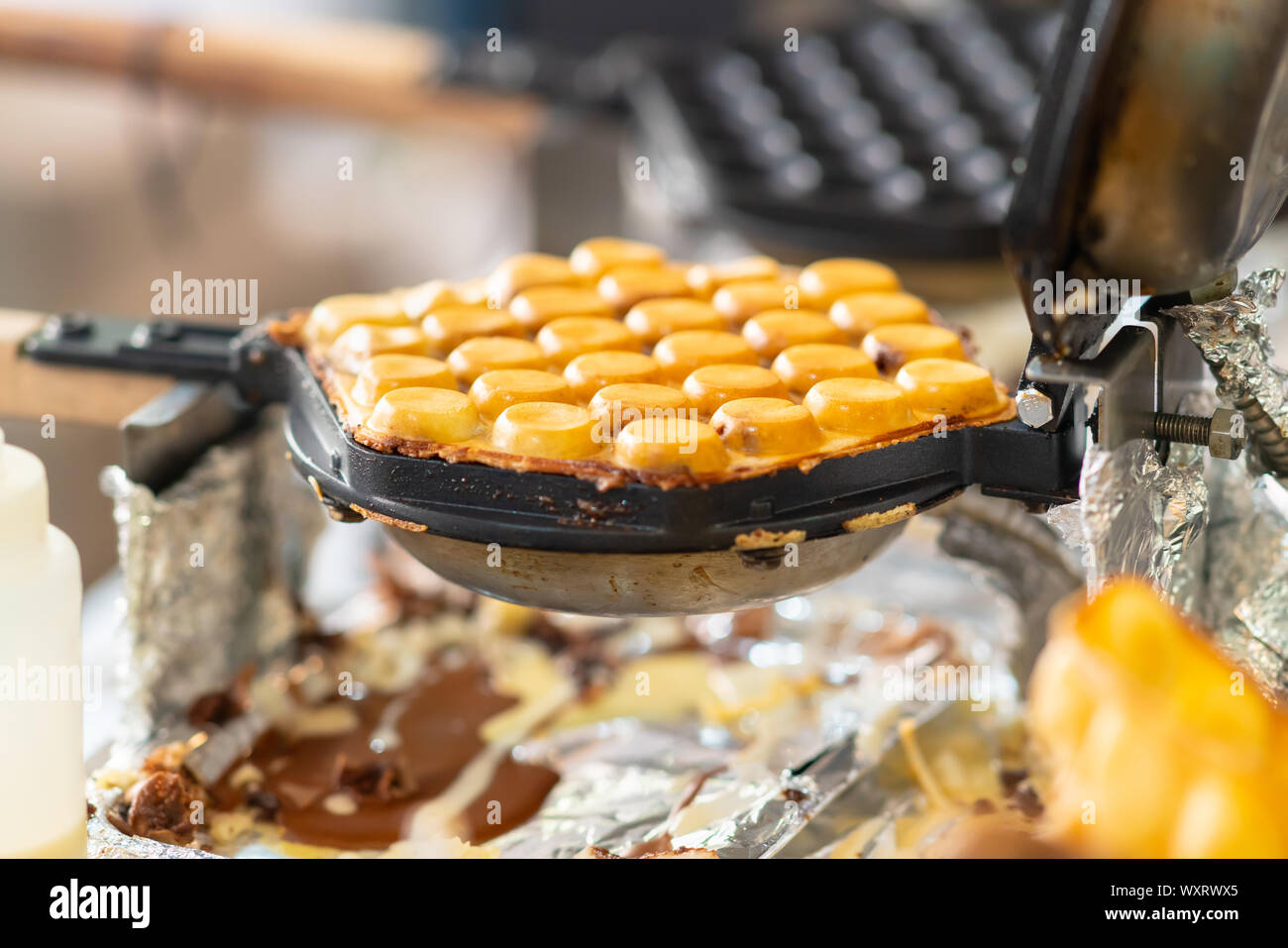 Fest Burger gefüllt mit zog Fleisch auf die knusprige Brötchen Toasten in der Pfanne bereitet auf eine Tabelle auf einer Veranstaltung verpackt Stockfoto