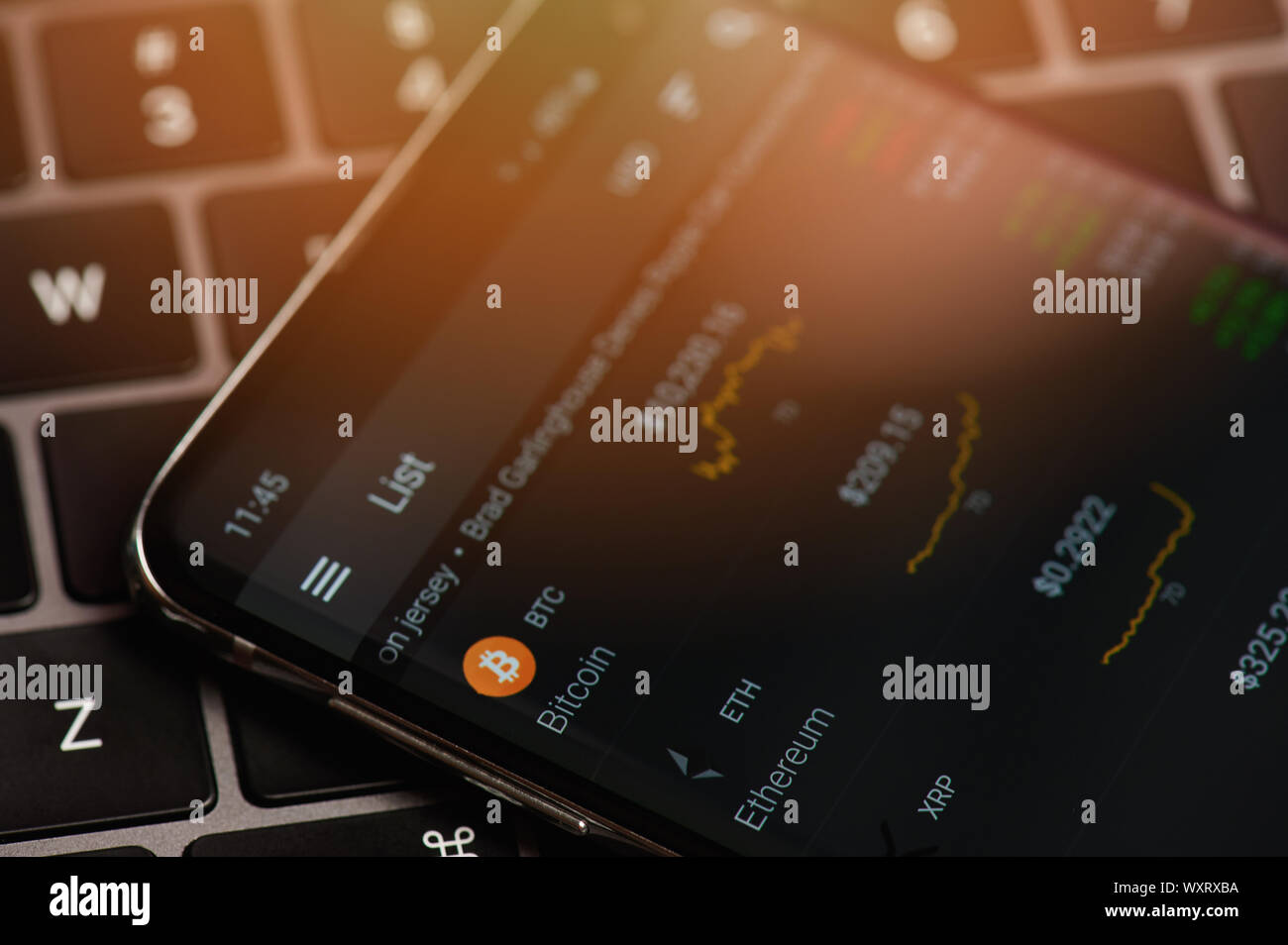 New York, USA - 17. September 2019: Cryptocurrency preis Diagramm ändern im Bildschirm des Smartphones Nähe zu sehen. Stockfoto