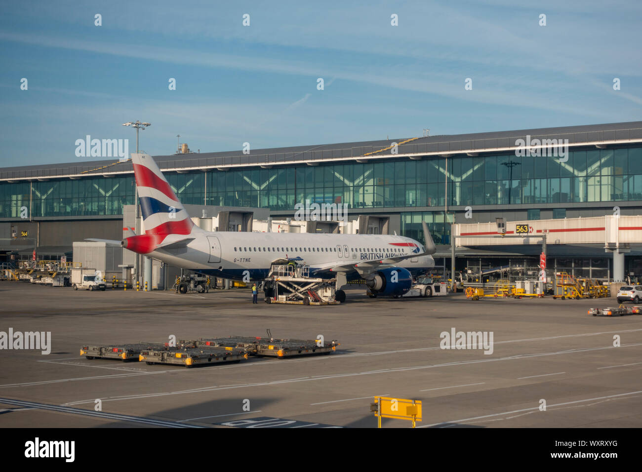 Einen British Airways Airbus A 320-251 N (G-TTNE) in London Heathrow Terminal 5, London, UK. Stockfoto