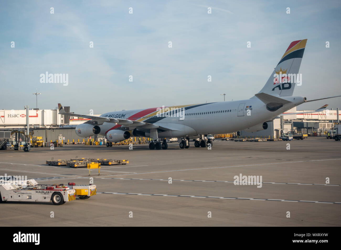 Eine Air Belgium Airbus A340-313 (00-ABB) mit einem Stand auf London Heathrow Terminal 5, London, UK geparkt. Stockfoto