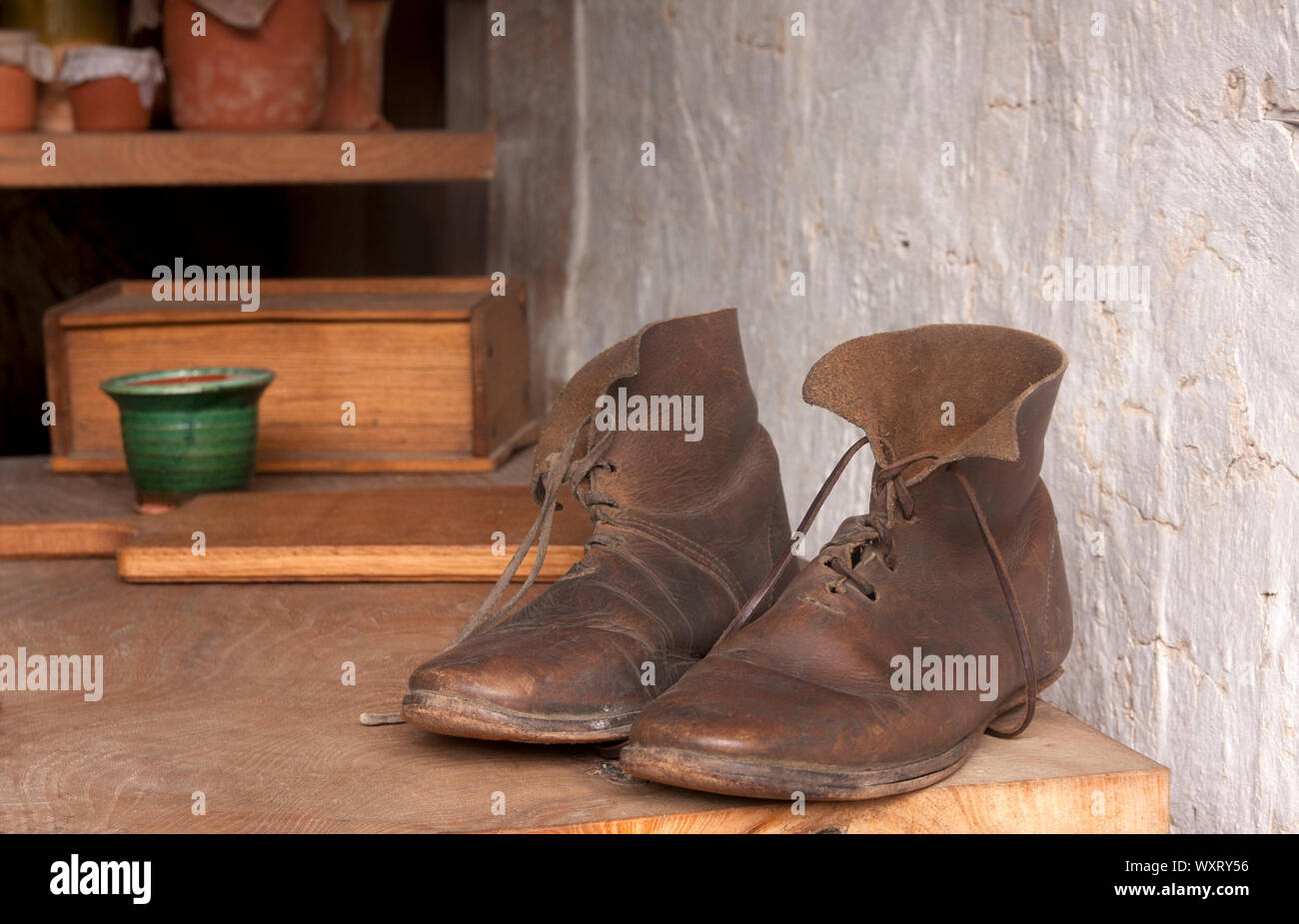 Paar alte Stiefel in einem Schuppen Stockfoto
