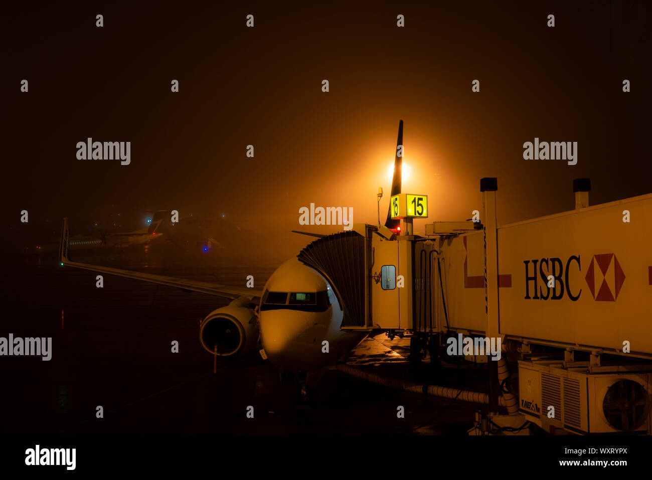 Flugzeug am Flughafen in der Nacht warten Stockfoto