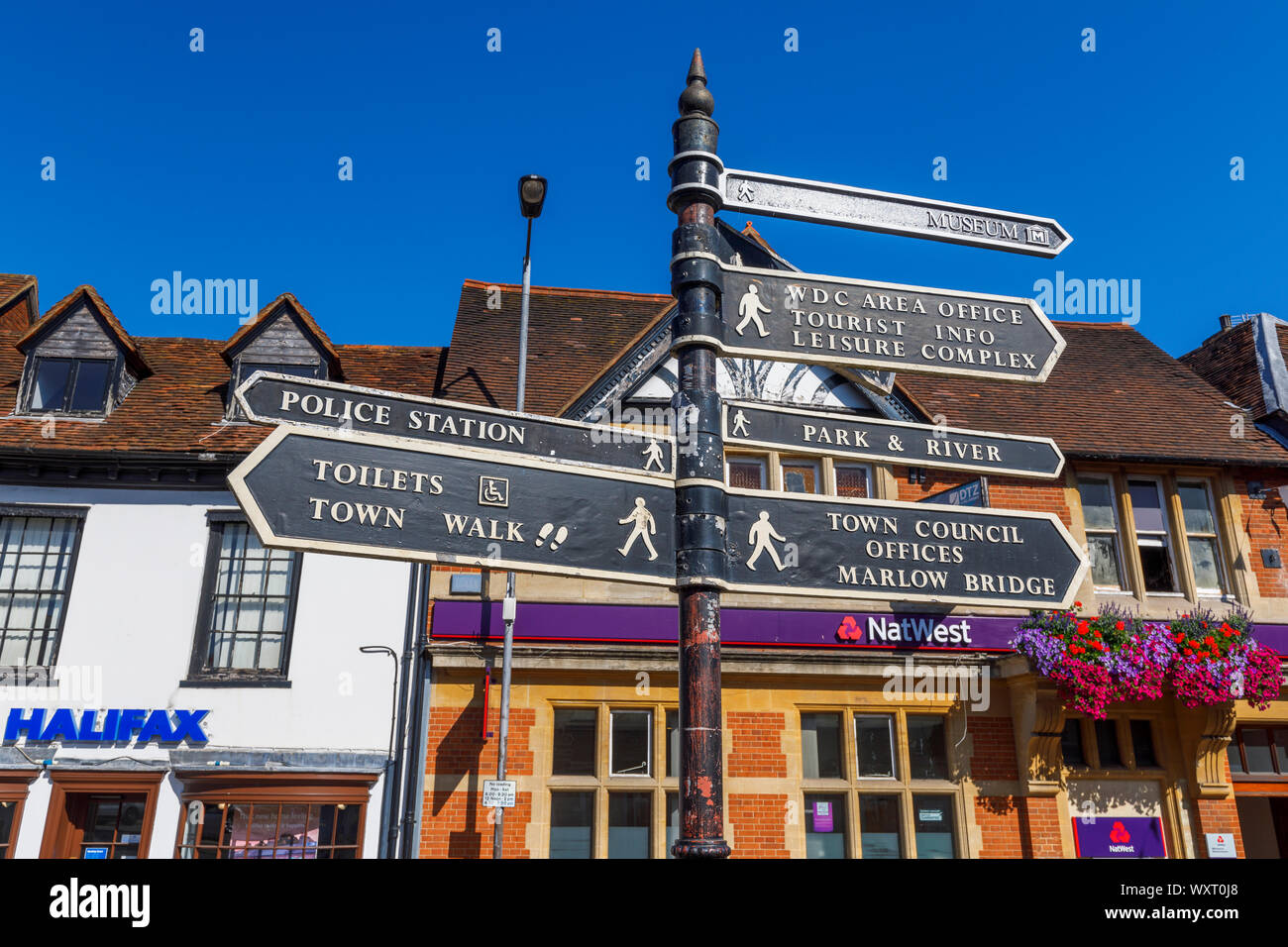 Wegweiser in Marlow, einer Stadt an der Themse im Bezirk Wycombe Buckinghamshire, Südost England, zeigen Sie auf lokale Orte von Interesse Stockfoto