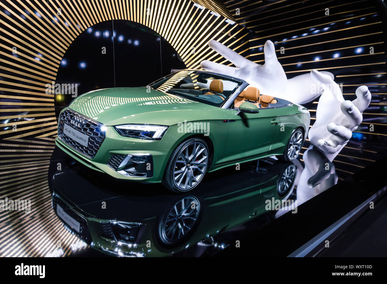 FRANKFURT - 15.September 2019: Neuer Audi A5 40 TDI quattro Cabriolet Auto in grün metallic - Facelift für Luxus Cabrio auf der IAA 2019 in Frankfurt präsentiert Moto Stockfoto