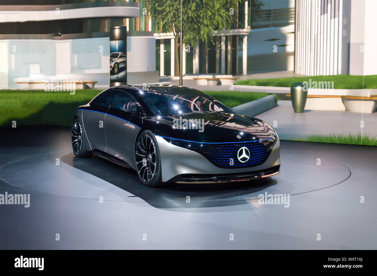 FRANKFURT - Sep 15, 2019: Silber Mercedes-Benz Vision EQS-Premiere von Voll elektrische Luxus Concept Car mit futuristischen Design auf der IAA 2019 Internati Stockfoto