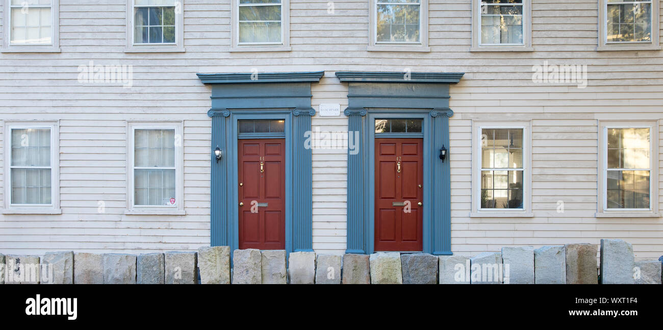 Holz Schindeln eleganten Häuser mit Stein Barriere auf profitieren Straße in Providence, Rhode Island, USA Stockfoto Holz Schindeln eleganten Häuser mit Stein Barriere auf profitieren Straße in Providence, Rhode Island, USA Stockfoto