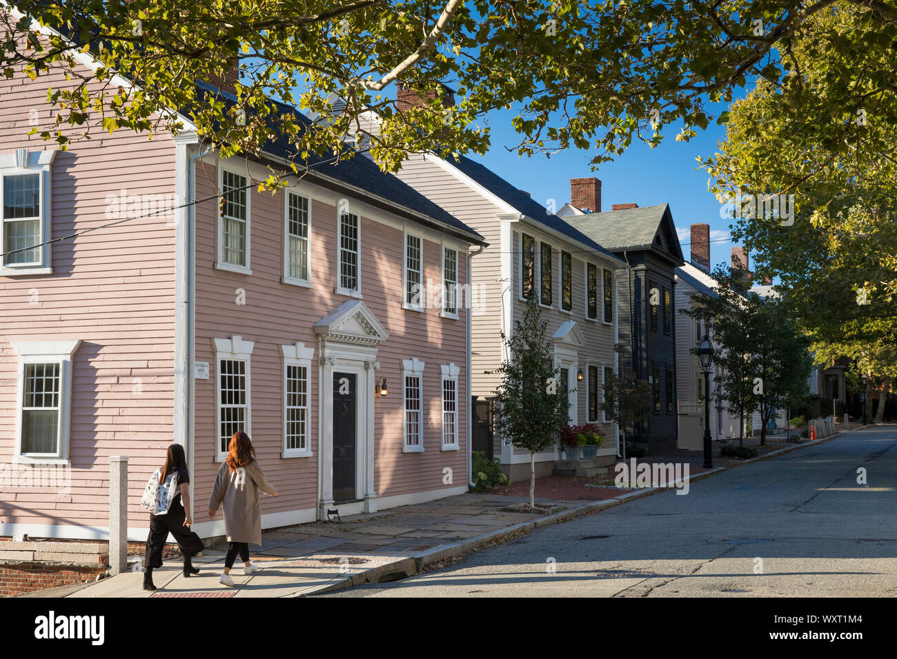 Die Einheimischen gehen Vergangenheit Holz Schindeln eleganten Häuser auf profitieren Straße in Providence, Rhode Island, USA Stockfoto