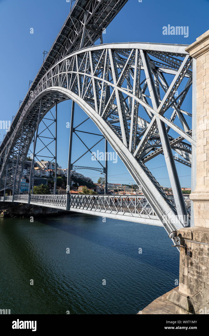 Auf zweifacher Ebene Stahl Bogen Brücke Dom Luis in Porto Stockfoto