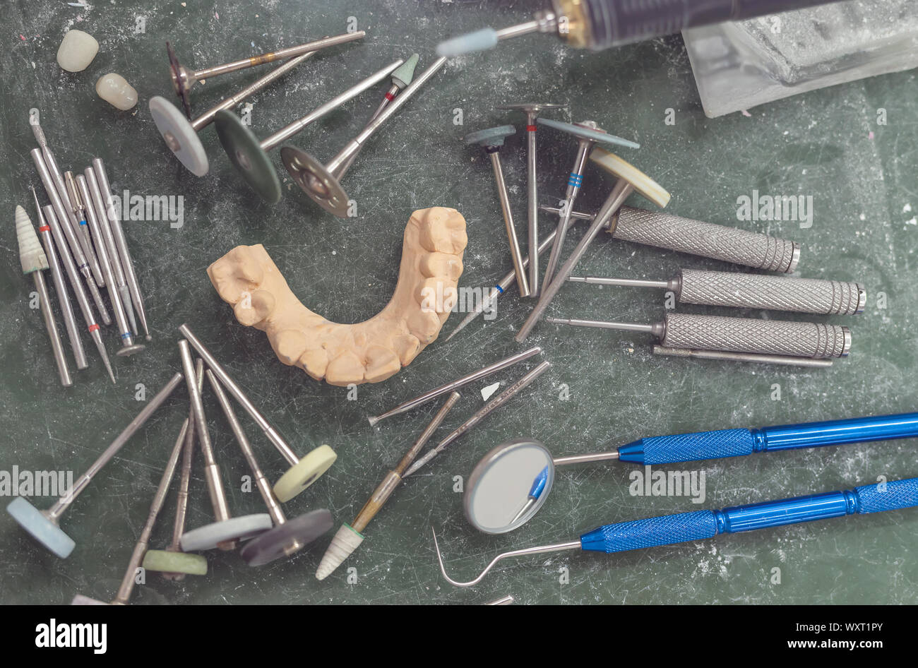 Künstlicher Zahn durch eine Prothese Specialist getan. Stockfoto