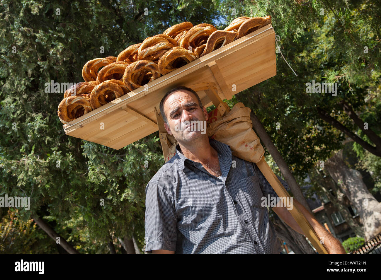 Anbieter, die ein pallett von Simit (kreisförmige Brot) zum Verkauf Stockfoto