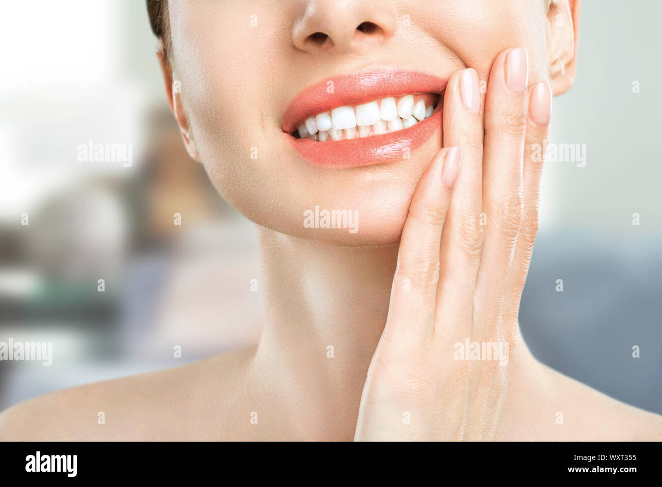 Ein bärtiger Mann mit einem Verband auf seinem Gesicht. Er hat Zahnschmerzen. Stockfoto