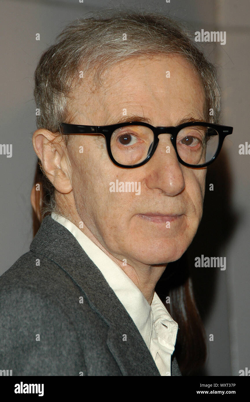 Woody Allen am Los Angeles Premiere von 'Match Point' gehalten an der Los Angeles County Museum für Kunst (LACMA) in Los Angeles, CA. Die Veranstaltung fand am Donnerstag, 8. Dezember 2005 statt. Foto von: SBM/PictureLux-Datei Referenz Nr. 33864-2312 SBMPLX Stockfoto