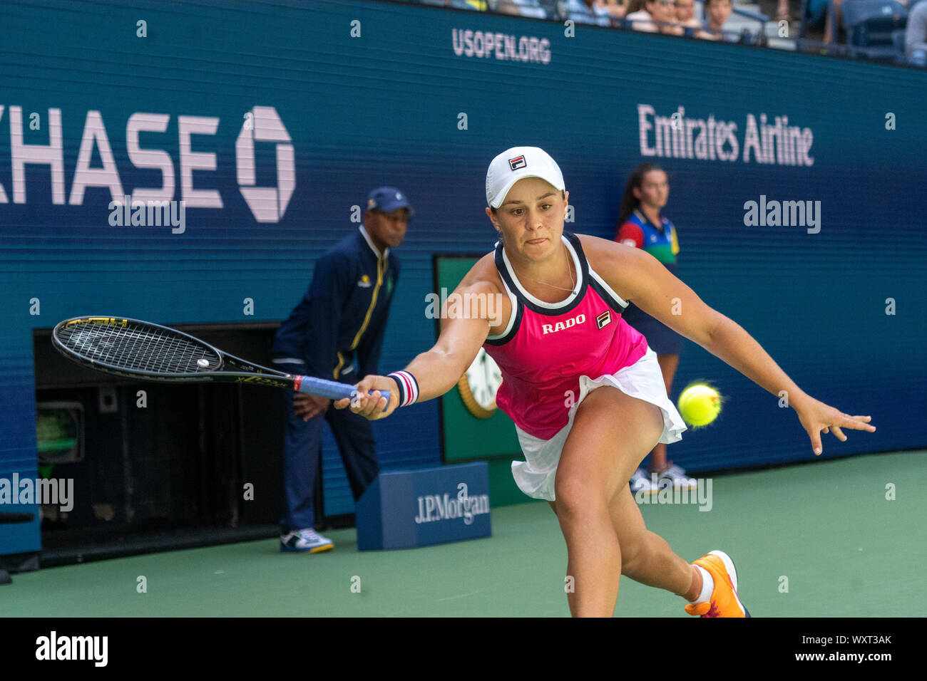 Ashleigh Barty von Australien konkurrieren in der ersten Runde von Singles der Frauen an den 2019 US Open Tennis Stockfoto
