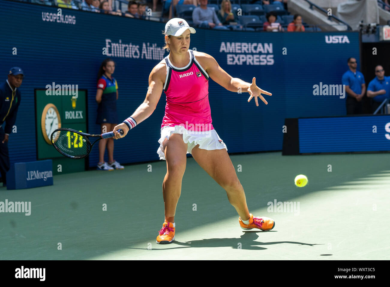 Ashleigh Barty von Australien konkurrieren in der ersten Runde von Singles der Frauen an den 2019 US Open Tennis Stockfoto