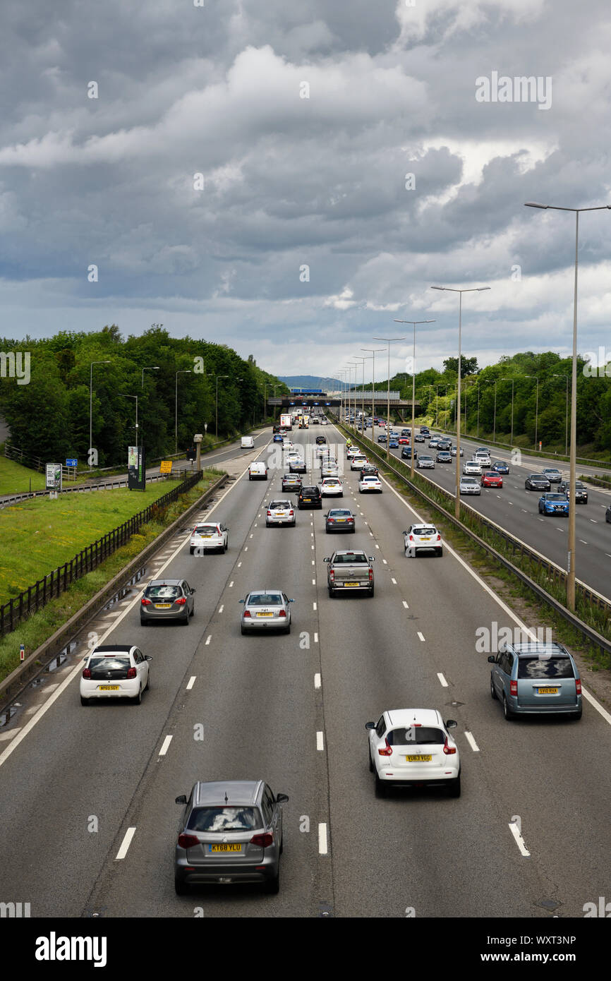 High speed linker Antrieb Verkehr auf der Autobahn M1 in der Nähe von Leicester England unter bewölktem Himmel Stockfoto