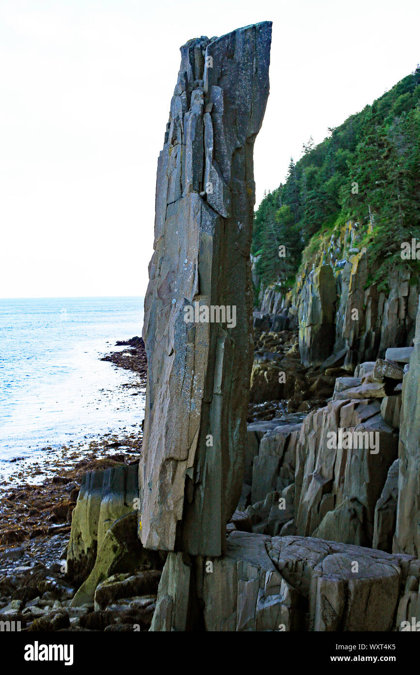 Die Balancing Rock oder Spalte auf Long Island, Nova Scotia. Stockfoto