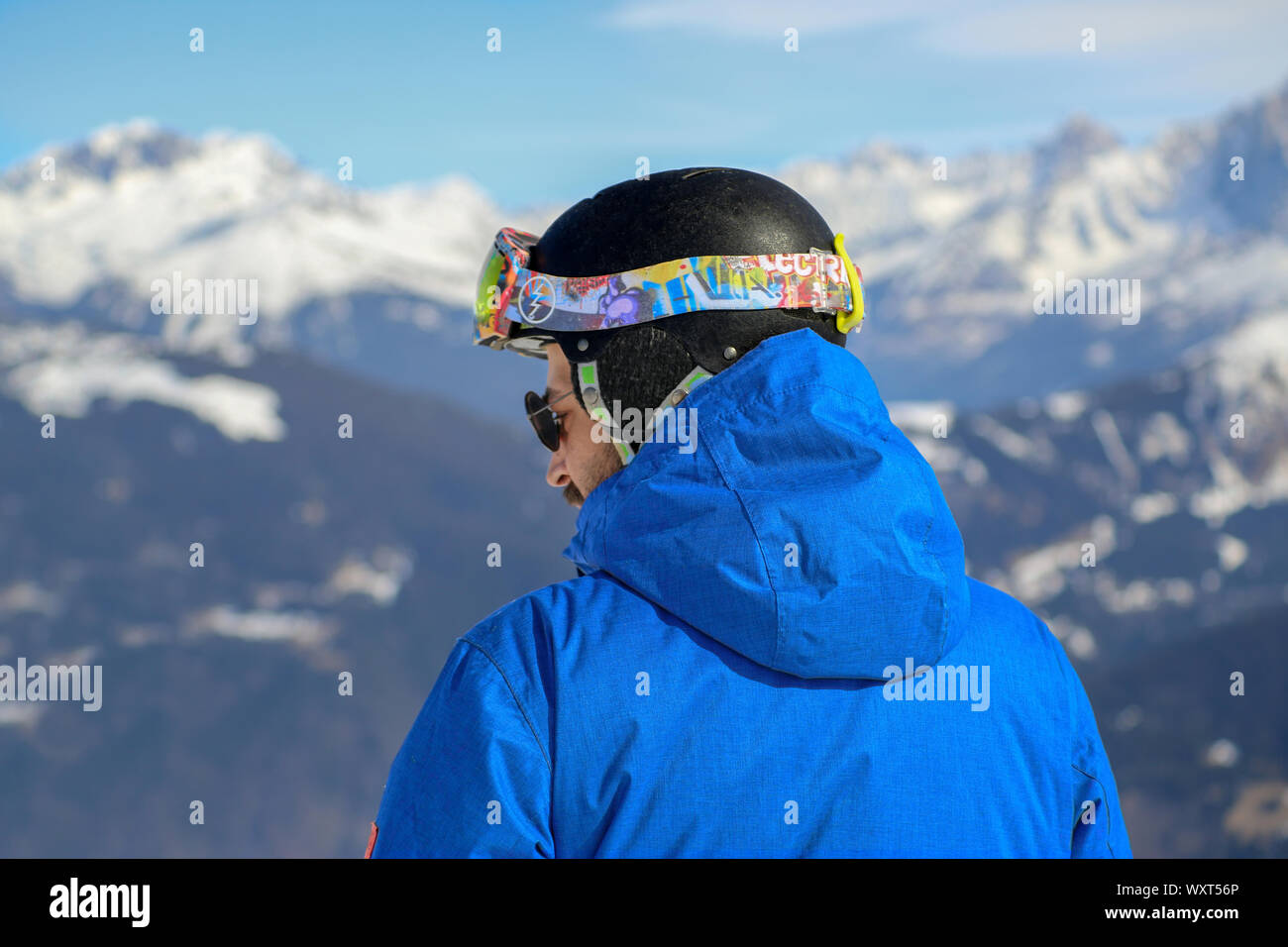 Blick auf die Snowboarder eines Mannes mit blauer Jacke und schwarzem Helm mit Blick auf den Mont-Blanc-Blick vom Mont-Joly bei Chamonix in Frankreich. Stockfoto