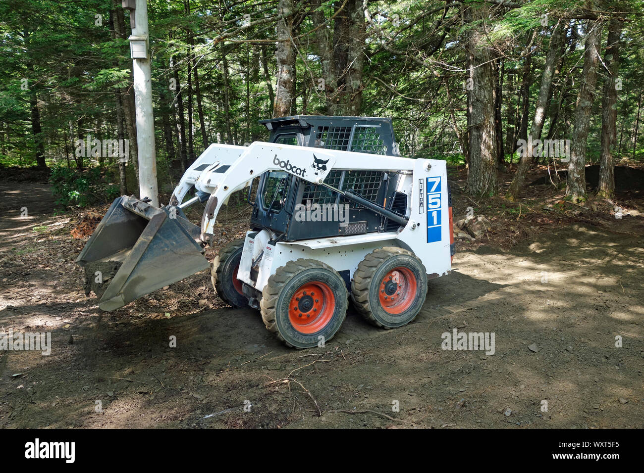 Ein Bobcat Bagger arbeiten an einer Einfahrt Stockfoto