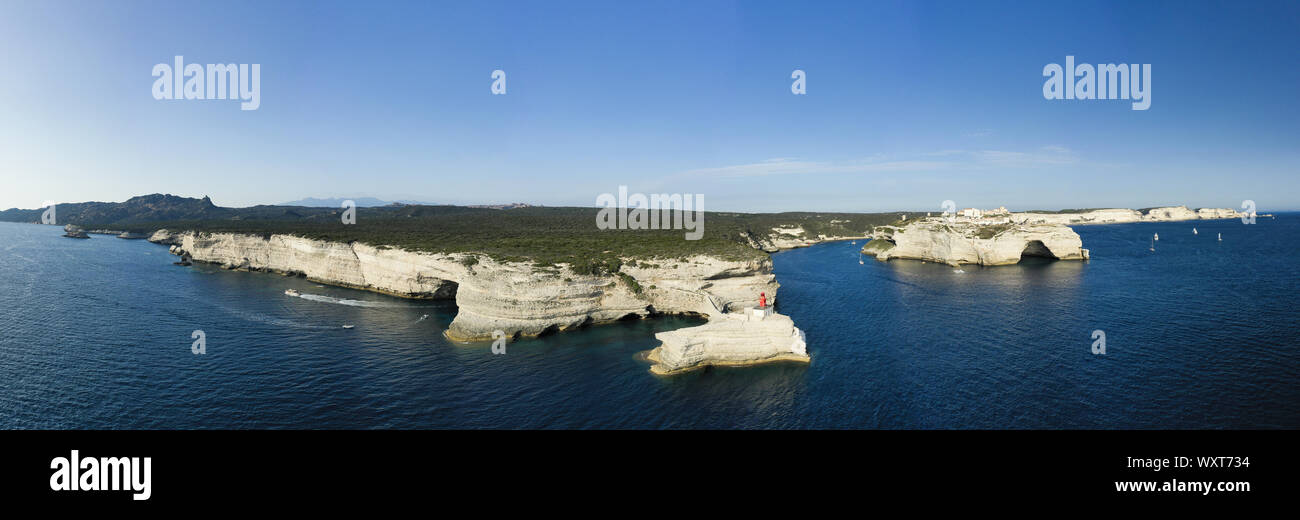 Ansicht von oben, herrlichem Blick auf den Leuchtturm der Madonnetta am Eingang in den Hafen von Bonifacio. Stockfoto
