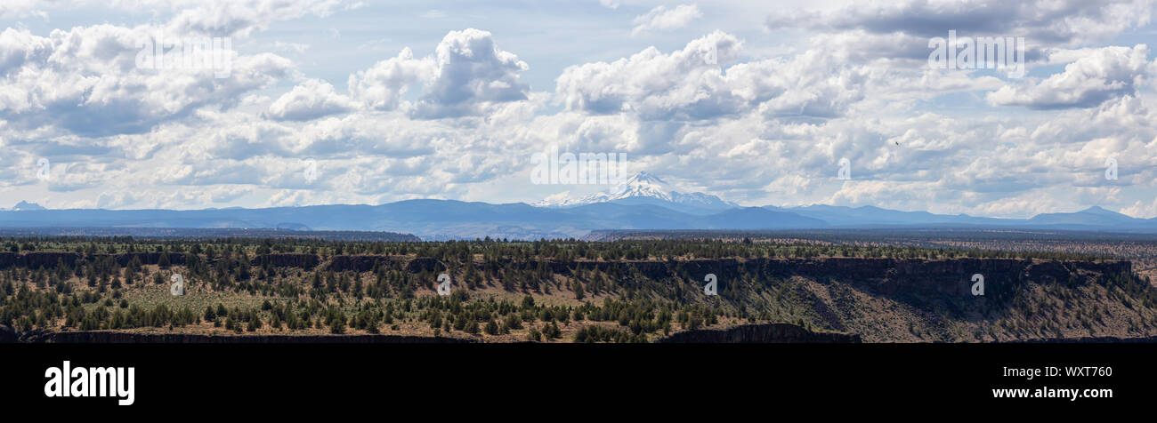 Schöne Sicht auf die Bucht Palisades State Park während einer bewölkt und sonnig Sommertag. In Oregon, Vereinigte Staaten von Amerika übernommen. Stockfoto