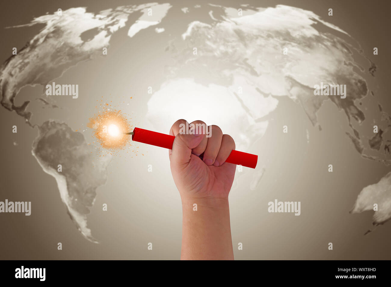 Die weltweite Krise Konzept, Hand, die Bombe auf der Karte Hintergrund, Elemente dieses Bild von der NASA eingerichtet Stockfoto