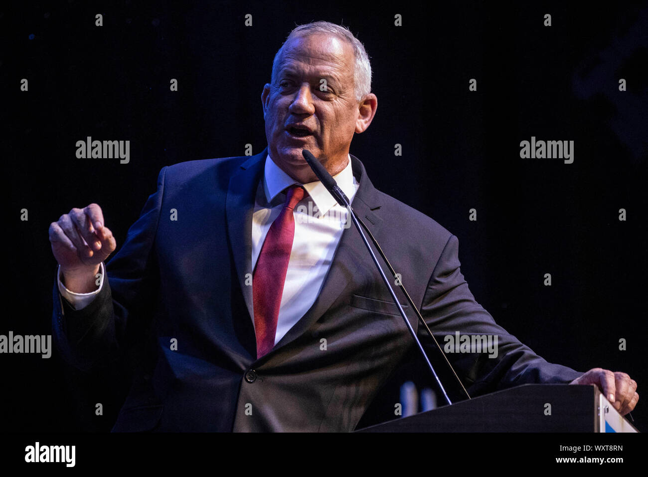 Tel Aviv, Israel. 17 Sep, 2019. Benny Gantz, Kandidat für das Amt des Premierministers der Israelischen Blaue und Weiße Partei der Mitte, liefert eine Rede an die Fans nach Umfragen bei den allgemeinen Wahlen geschlossen. Credit: Oren Ziv/dpa/Alamy leben Nachrichten Stockfoto