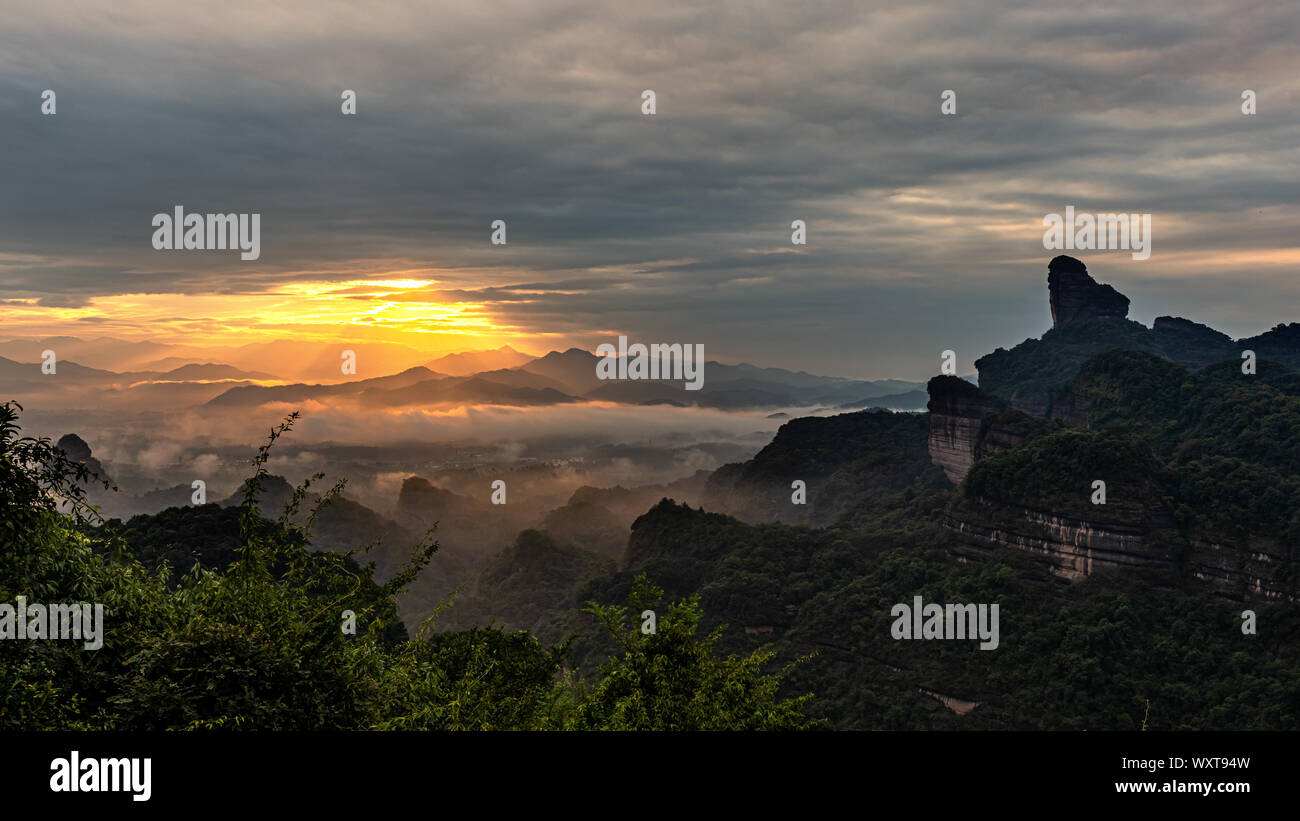 Sonnenaufgang am berühmten Mount Danxia, Guangdong, China Stockfoto