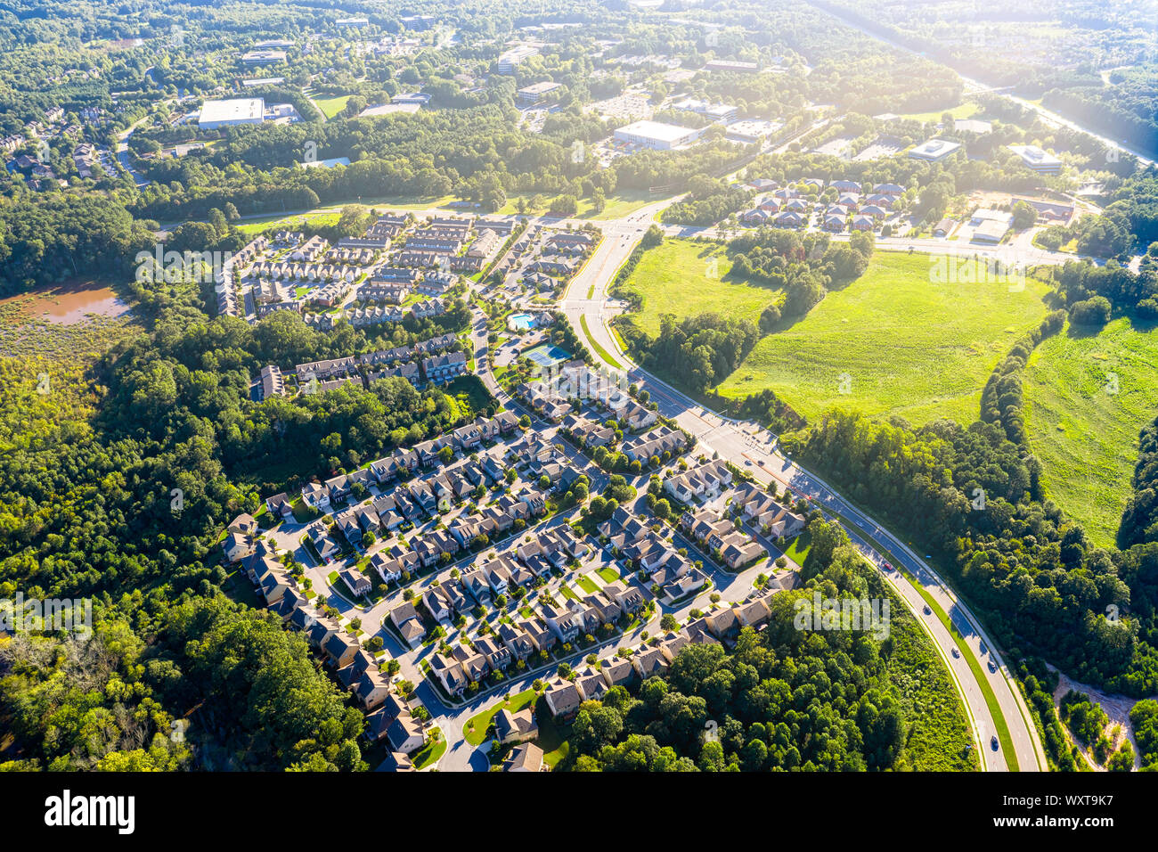 Luftbild suburban Gated Community im Süden der USA bei Sonnenuntergang und Sonnenstrahlen Stockfoto