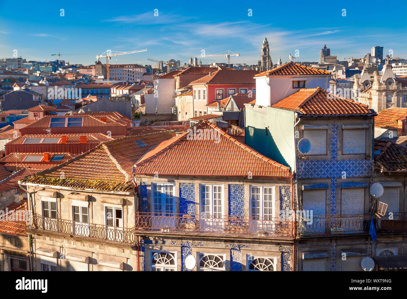 Schöne und bunte Porto Straßen in der Nähe von Rio Douro Stockfoto