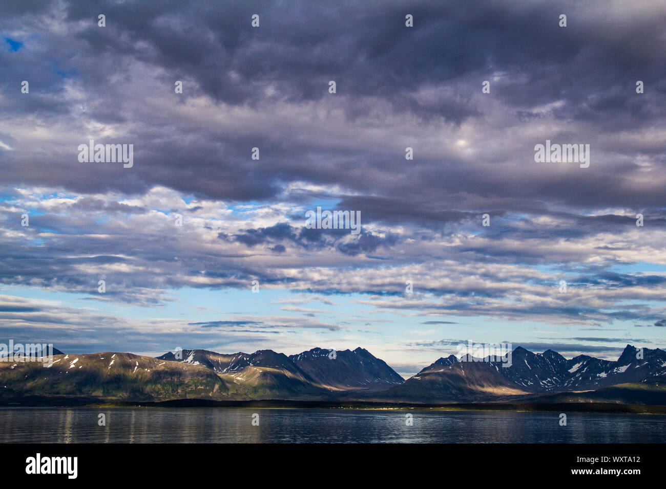 Berge im Hintergrund eines weitläufigen Fjord in Norwegen Stockfoto