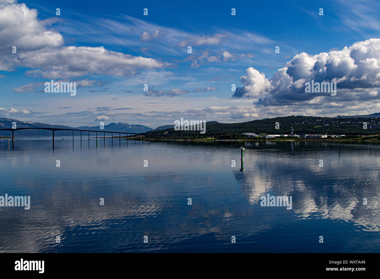 Segeln in Tromsø, Norwegen unter dem auskragenden Tromsø-Brücke Stockfoto